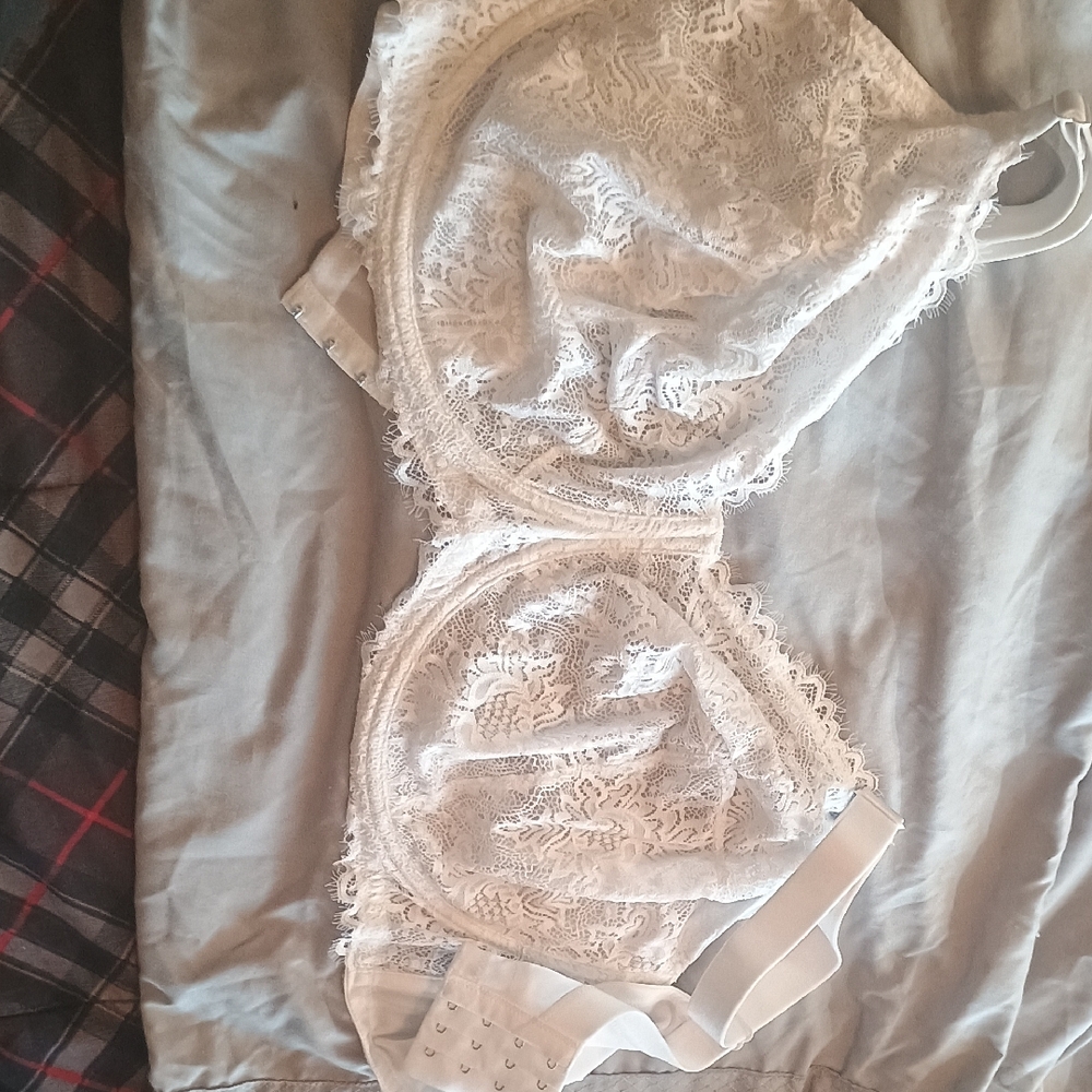 HSIA White Lace Bra with Molded Cups and Adjustable Straps